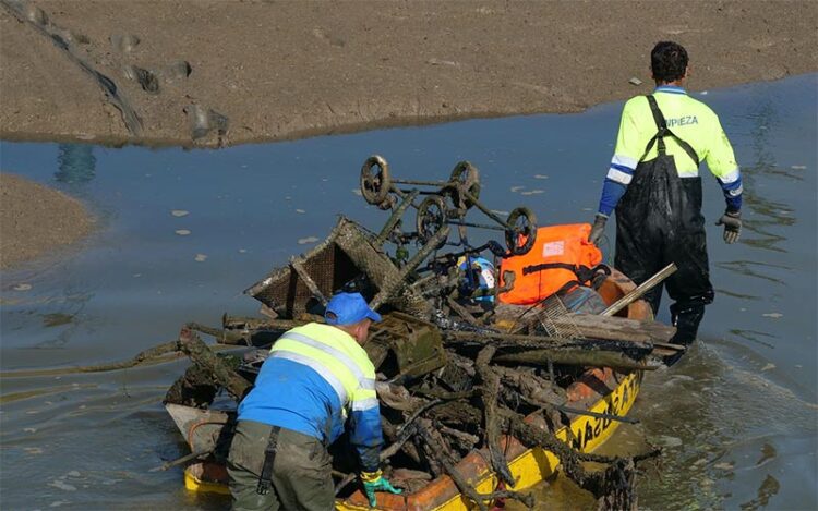 Limpieza del cauce con marea baja / FOTO: Ayto.