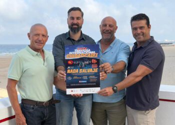 Presentando el cartel en el paseo marítimo / FOTO: Ayto.