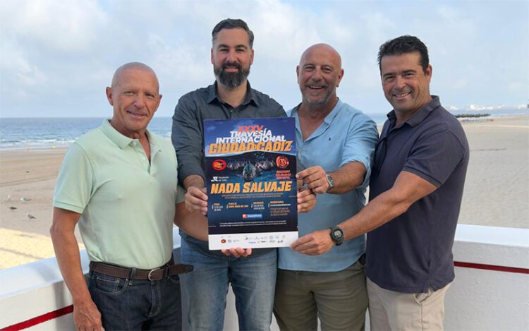 Presentando el cartel en el paseo marítimo / FOTO: Ayto.