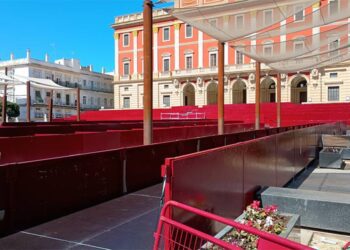 Un momento del montaje de palcos en la plaza del Rey / FOTO: DBC