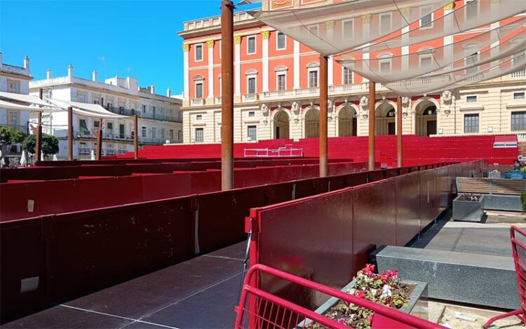 Un momento del montaje de palcos en la plaza del Rey / FOTO: DBC