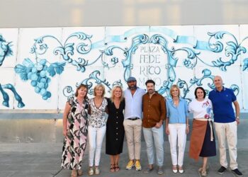 Posado con uno de los murales / FOTO: Ayto.