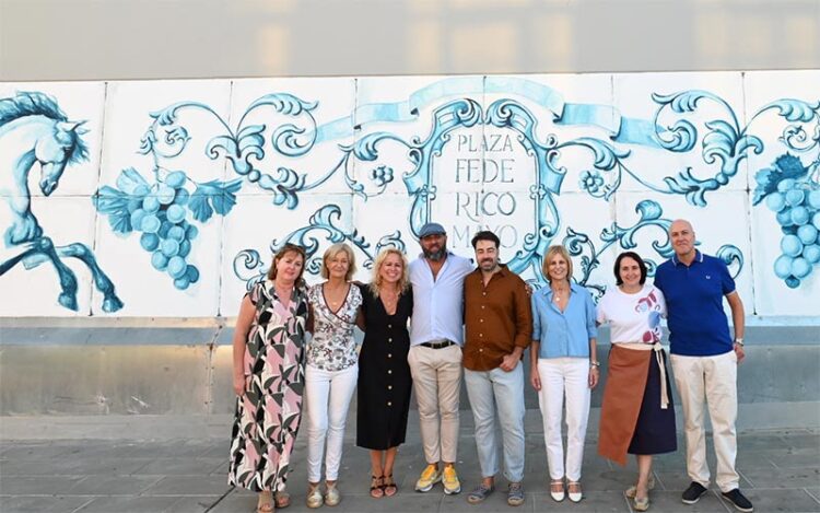 Posado con uno de los murales / FOTO: Ayto.