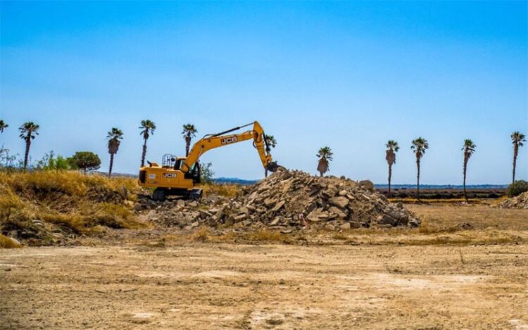 Las máquinas han empezado a limpiar la zona / FOTO: Ayto.