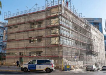 Actuando en la fachada de la Jefatura / FOTO: Ayto.