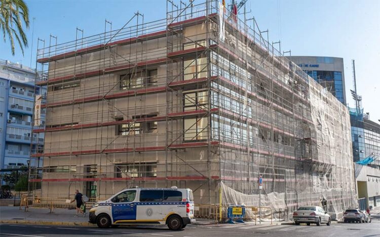 Actuando en la fachada de la Jefatura / FOTO: Ayto.