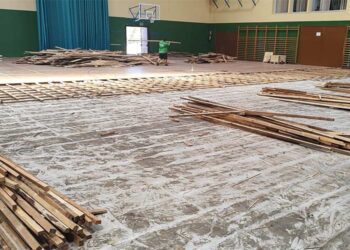 Histórico cambio de parqué en el pabellón Ramón Velázquez / FOTO: Ayto.