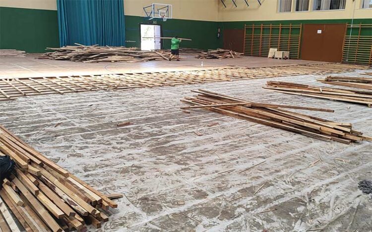 Histórico cambio de parqué en el pabellón Ramón Velázquez / FOTO: Ayto.