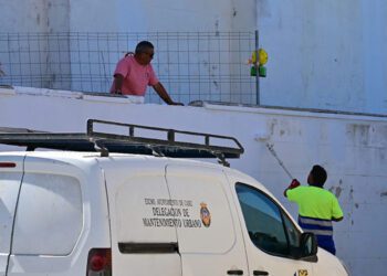 Operario de Mantenimiento Urbano en plena faena / FOTO: Eulogio García