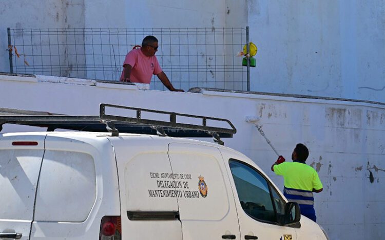 Operario de Mantenimiento Urbano en plena faena / FOTO: Eulogio García