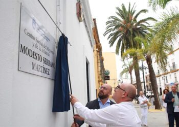 Desvelando la placa del nuevo centro social / FOTO: Ayto.