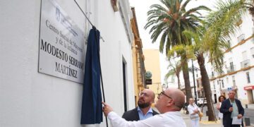 Desvelando la placa del nuevo centro social / FOTO: Ayto.