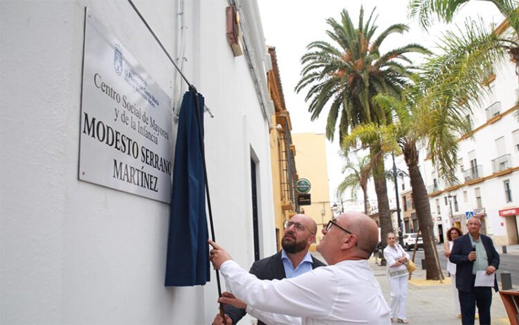 Desvelando la placa del nuevo centro social / FOTO: Ayto.