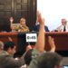 Votando uno de los puntos del pleno de julio / FOTO: Ayto.