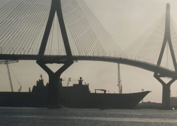El portaviones bajo el segundo puente camino de Matagorda / FOTO: Eulogio García
