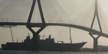El portaviones bajo el segundo puente camino de Matagorda / FOTO: Eulogio García