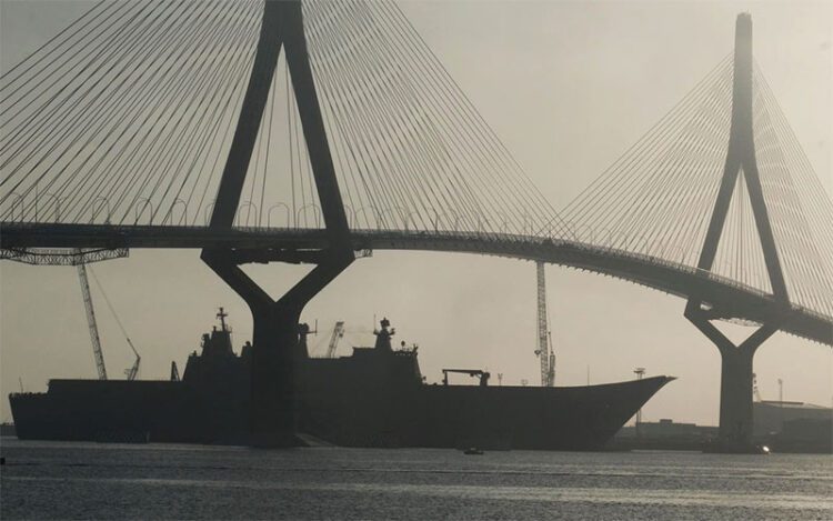 El portaviones bajo el segundo puente camino de Matagorda / FOTO: Eulogio García