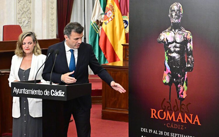 Desvelando el cartel de Cádiz Romana / FOTO: Eulogio García