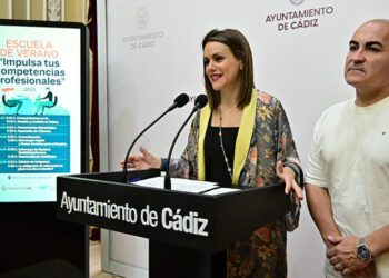 Detallando la programación formativa estival / FOTO: Eulogio García