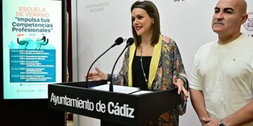 Detallando la programación formativa estival / FOTO: Eulogio García