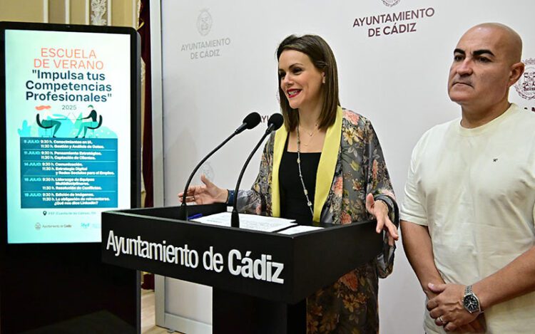 Detallando la programación formativa estival / FOTO: Eulogio García