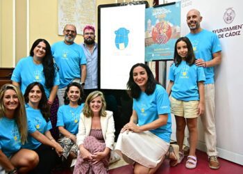 Promotores y organizadores con el cartel del evento / FOTO: Eulogio García