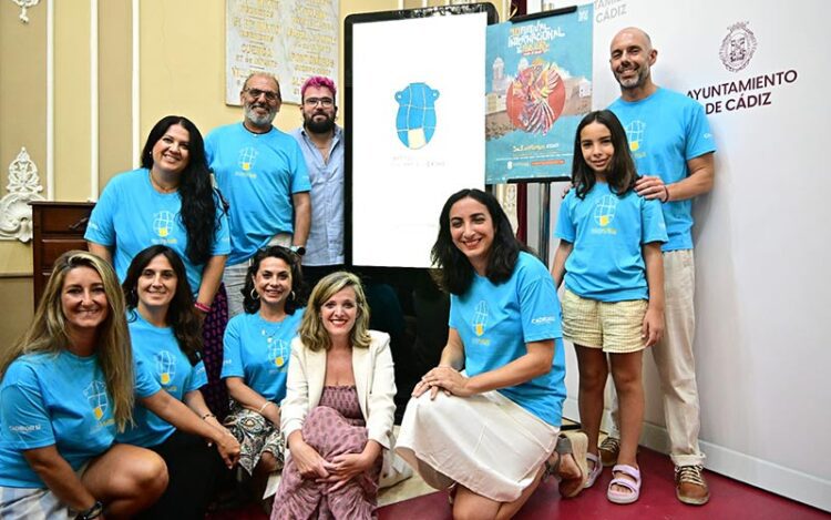 Promotores y organizadores con el cartel del evento / FOTO: Eulogio García