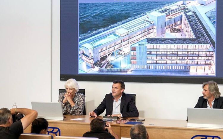 La presidenta de la APBC y el alcalde respaldando a los promotores / FOTO: Eulogio García