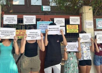 Escolares afectados pidiendo una solución / FOTO: IU