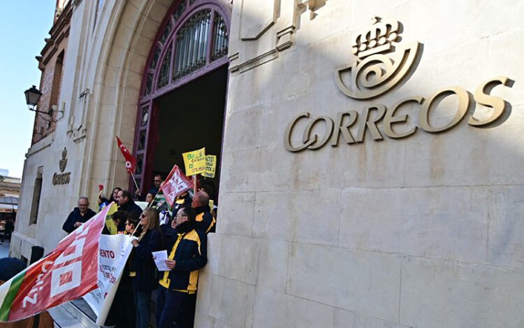 Una concentración de carteros en Cádiz en 2024 / FOTO: Eulogio García