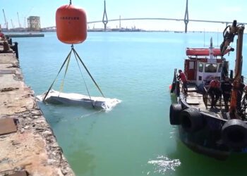 Labores de hundimiento del pecio una vez estudiado en tierra / FOTO: Junta