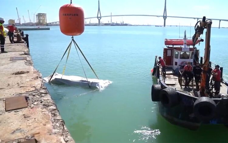 Labores de hundimiento del pecio una vez estudiado en tierra / FOTO: Junta