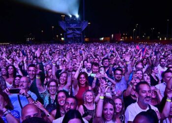 Ganas de fiesta en el muelle durante la actuación de Marc Anthony / FOTO: Eulogio García