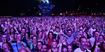 Ganas de fiesta en el muelle durante la actuación de Marc Anthony / FOTO: Eulogio García