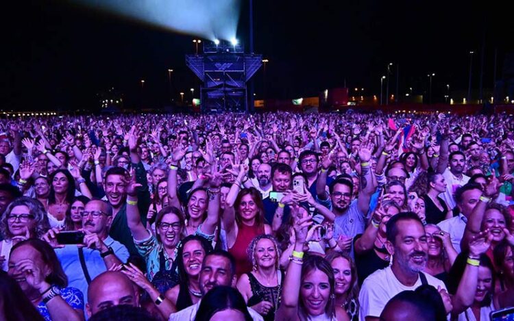 Ganas de fiesta en el muelle durante la actuación de Marc Anthony / FOTO: Eulogio García