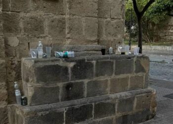 Restos de fiesta una mañana en cualquier rincón del centro de El Puerto / FOTO: Flave