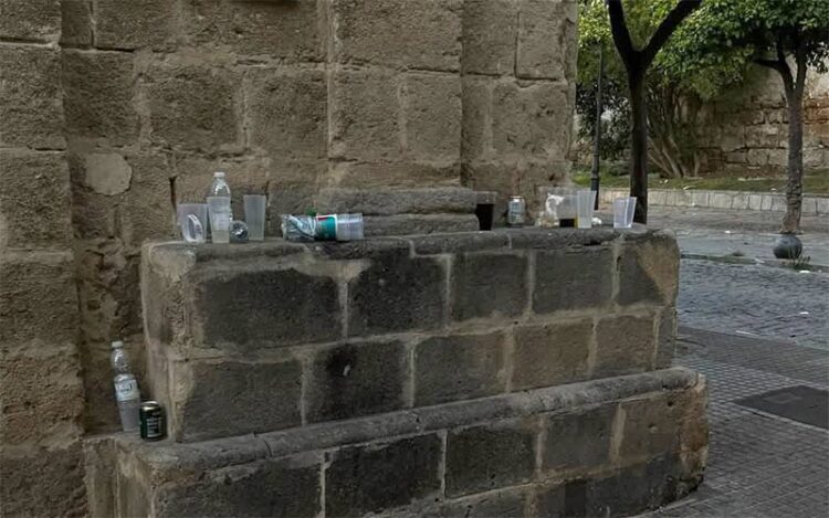 Restos de fiesta una mañana en cualquier rincón del centro de El Puerto / FOTO: Flave