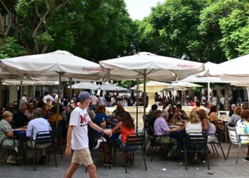 El Mentidero, en la capital, tomado por las terrazas / FOTO: Eulogio García
