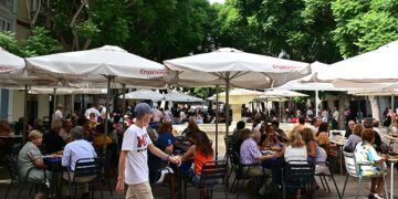 El Mentidero, en la capital, tomado por las terrazas / FOTO: Eulogio García