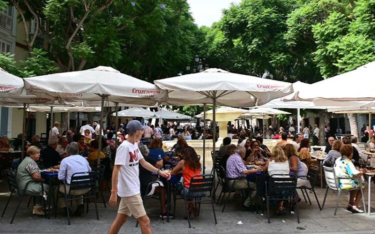 El Mentidero, en la capital, tomado por las terrazas / FOTO: Eulogio García