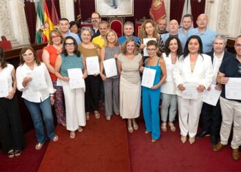 La concejala de Personal con los funcionarios recién 'jurados' / FOTO: Ayto.