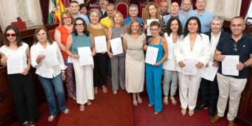 La concejala de Personal con los funcionarios recién 'jurados' / FOTO: Ayto.