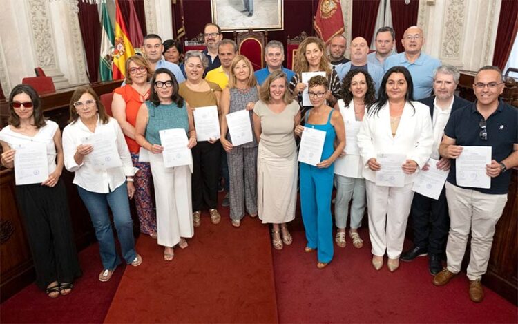 La concejala de Personal con los funcionarios recién 'jurados' / FOTO: Ayto.