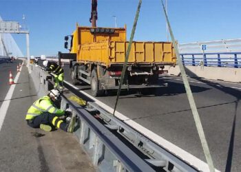 Operarios de mantenimiento en el segundo puente / FOTO: Ministerio de Transportes