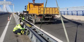 Operarios de mantenimiento en el segundo puente / FOTO: Ministerio de Transportes