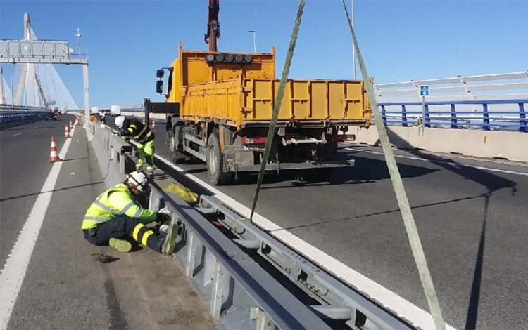 Operarios de mantenimiento en el segundo puente / FOTO: Ministerio de Transportes