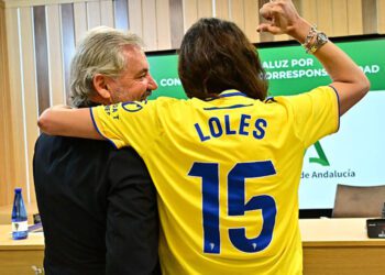 La consejera feliz con su camiseta del Cádiz tras el acto / FOTO: Eulogio García