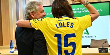 La consejera feliz con su camiseta del Cádiz tras el acto / FOTO: Eulogio García