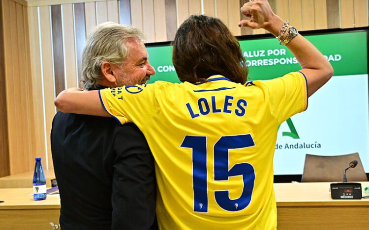 La consejera feliz con su camiseta del Cádiz tras el acto / FOTO: Eulogio García