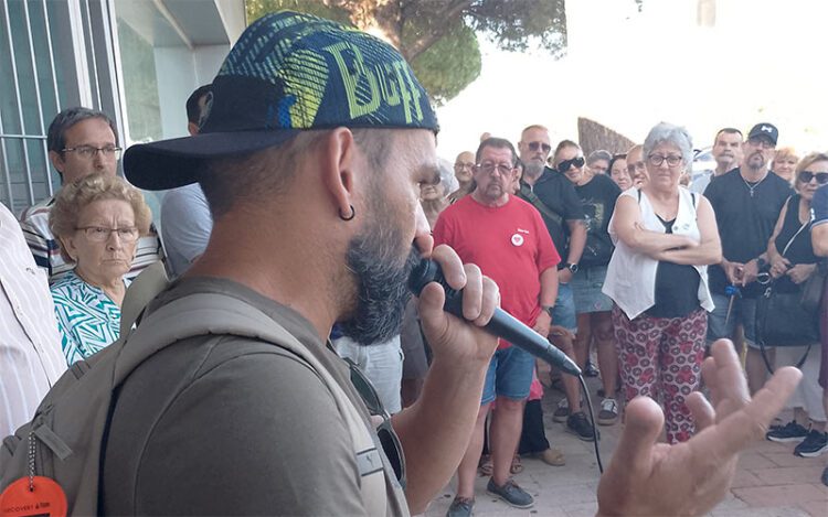 Una de las intervenciones durante la asamblea vecinal / FOTO: cedida